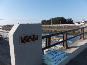 第二湊橋（大湊川）から望む志宝屋神社の社叢