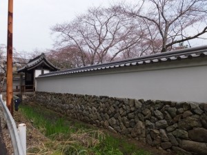 修復を終えた国史跡 旧豊宮崎文庫の門と練塀