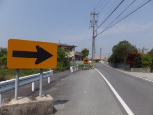 神服織機殿神社の方向へ（県道60号）