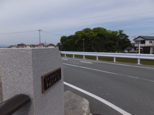 第二湊橋と志宝屋神社の社叢