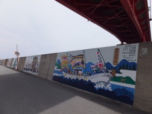 一色大橋と堤防壁画（伊勢市神社港）