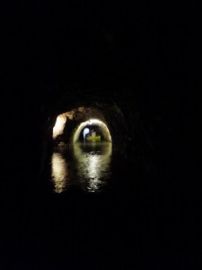 立梅用水ボートくだり、素掘のトンネル（多気町丹生）