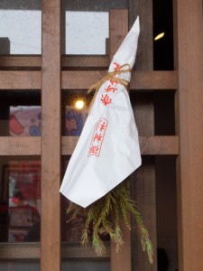 掛け替えられた赤崎神社の御神杉（鳥羽大庄屋かどや）