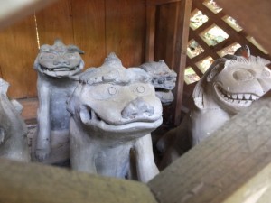 阿射加神社、摂社 大若手神社前の祠（？）に並べられた狛犬（松阪市小阿坂町）