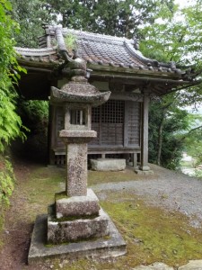 禅廣山妙色寺の前の高台に建つ神社他（度会町田口）