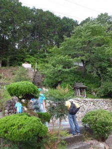 禅廣山妙色寺の前の高台に建つ神社他（度会町田口）
