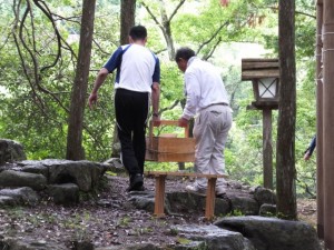 おんべまつりの準備、鮎登場（水戸神神社）