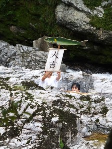 水戸神神社のおんべまつりの後で（大滝峡）