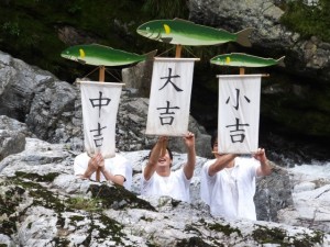 水戸神神社のおんべまつりの後で（大滝峡）