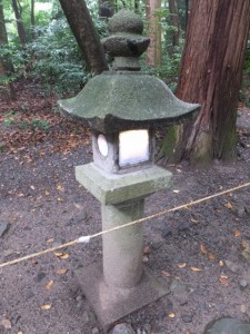 参道の常夜燈（椿大神社）