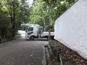 参道を新御敷地へ向かう神宮司廳のトラック（月讀宮）