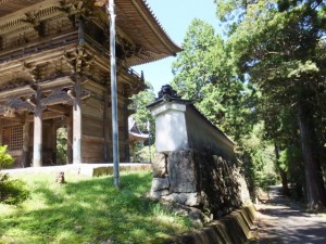 青峯山正福寺の山門（大門）と石垣塀