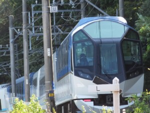 近鉄志摩線を走るしまかぜ（白滝大明神（白滝さん）ご参拝者駐車場付近）