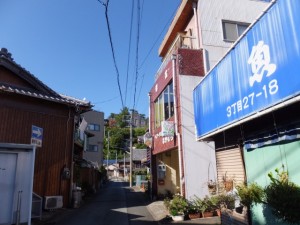 旧鳥羽小学校の校舎を望む（赤崎神社から近鉄 中之郷駅方向への途中）