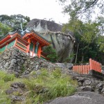 拝殿とゴトビキ岩（神倉神社）