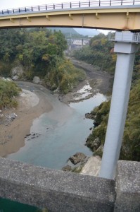 船木橋から望む宮川の上流側