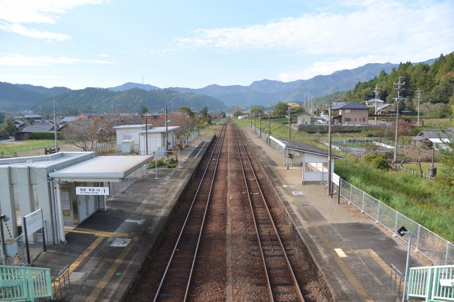 JR滝原駅の跨線橋から望む紀勢本線の新宮駅方向