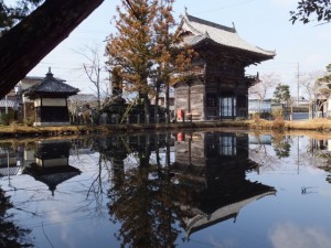 丹生神社の参道から望む池に映る・・・（多気町丹生）