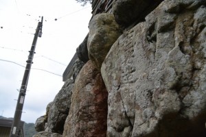桂林寺の石垣に刻まれた石工の銘「石工安造」（伊勢市横輪町）