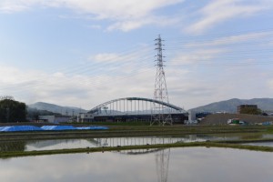 勢田川左岸の農道から望む勢田川水管橋製作架設工事