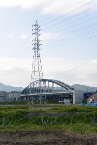 勢田川左岸の農道から望む勢田川水管橋製作架設工事