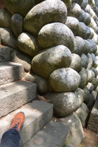 飛鳥神社、大きな玉石の石垣（尾鷲市曽根町）