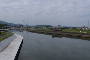 仮設橋の撤去作業現場へ向かう大型トレーラー（勢田川水管橋架設工事）