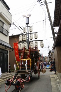 御木曳き祭のために準備された石取祭車（桑名市赤須賀）
