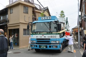 赤須賀神明社の鳥居御用材奉曵用の大型トラック登場