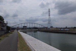橋台と水管が接続された水管橋（勢田川水管橋架設工事）
