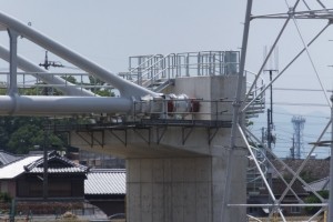 接続された橋台と水管、右岸下流側（勢田川水管橋架設工事）