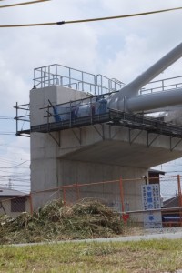 接続された橋台と水管、右岸下流側（勢田川水管橋架設工事）