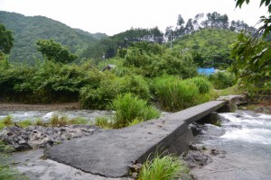 桂林寺付近から郷の恵・風輪へと続く小径に架かる沈下橋（横輪川）