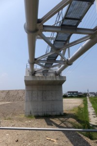 舗装工事を終えて開放された勢田川の左岸堤防道路から望む水管橋の橋台