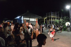 麻加江かんこ踊り、踊りの後で（慶林寺）