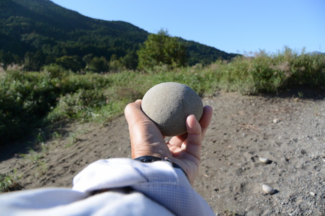 宮川の河原で見つけた丸に近い石