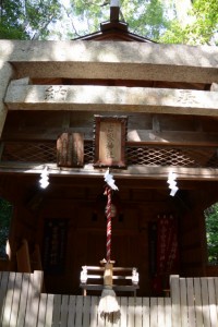 「河邊七種神社 仮殿」となっている吉家（稲荷）神社