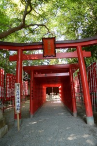 「河邊七種神社 仮殿」となっている吉家（稲荷）神社