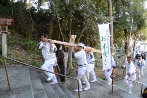 奉曳車から松阪神社へ運ばれる看板、注連縄（松阪神社式年遷座・お木曳き）