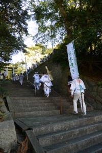 奉曳車から松阪神社へ運ばれる看板、注連縄（松阪神社式年遷座・お木曳き）