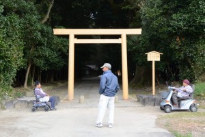 神服織機殿神社の参道入口付近は交流の場