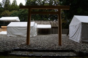 多数のテントが建てられた斎庭（神麻続機殿神社）