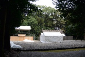 多数のテントが建てられた斎庭（神麻続機殿神社）