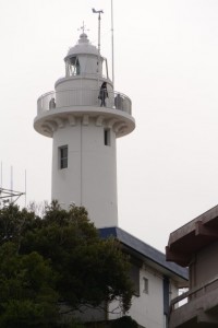 須場の浜から見上げた大王埼灯台
