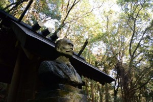眼差しは何処へ、尾崎咢堂翁の銅像（合格神社）