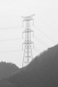 林道 高狭ケ野線から望む送電線の鉄塔