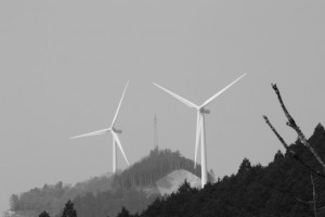 林道 高狭ケ野線から望む風車