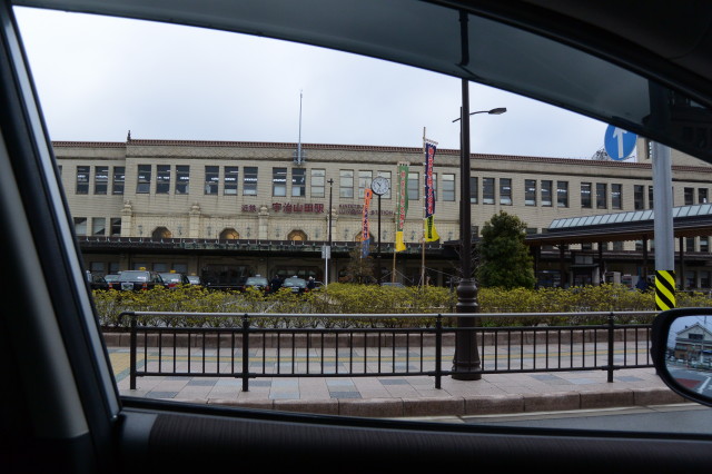 「神宮奉納大相撲」の幟が立つ近鉄宇治山田駅前