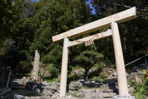 海に向かって建つ伊射波神社の鳥居