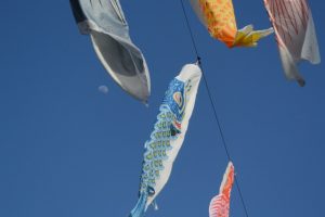 空に泳ぐ鯉のぼりと月（三重県総合文化センター）